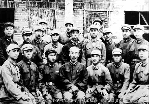 李云鵬犧牲后，其父親李夢(mèng)祥(前排中間者)與“劉老莊”連指戰(zhàn)員合影