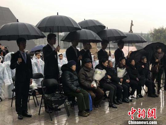 10日晨，南京大屠殺死難者家庭祭告活動在侵華日軍南京大屠殺遇難同胞紀念館舉行?！≈鞎苑f 攝