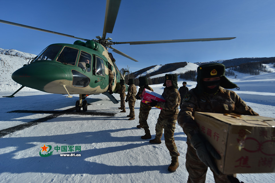 紅山嘴邊防連官兵正在搬運(yùn)年貨。記者岱天榮 攝