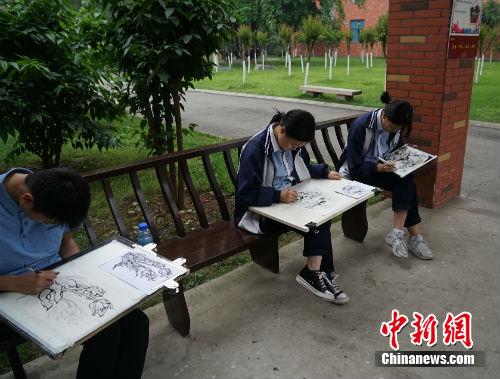 學生們在什邡市七一中學校園內(nèi)。中新網(wǎng)記者 宋宇晟 攝