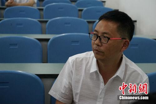 什邡市七一中學(xué)教師伍昌杰在接受記者采訪。中新網(wǎng)記者 宋宇晟 攝