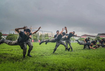 張張是大片！這場雨中練兵太酷了！