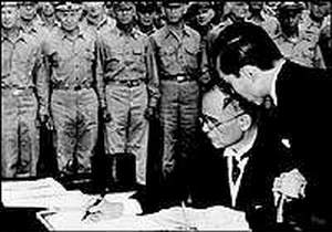 日本政府代表重光葵簽字。