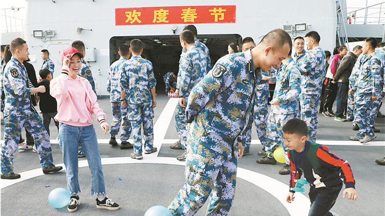 揣著溫情出征！南部戰(zhàn)區(qū)海軍某船提前過年，軍屬上船話團(tuán)圓