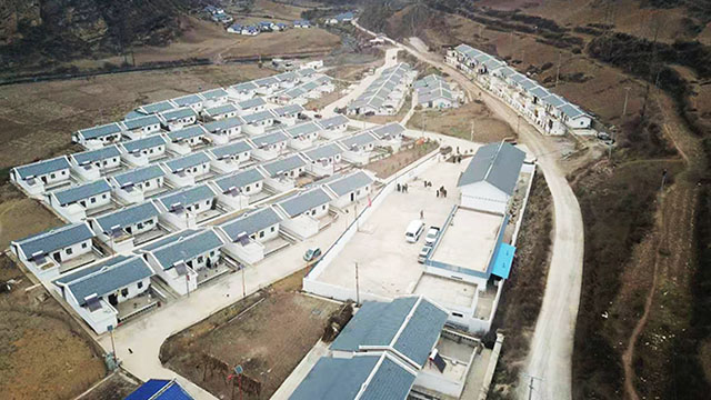 新春走軍營丨半山腰掃視涼山打古洛村，舊屋新居對比明顯