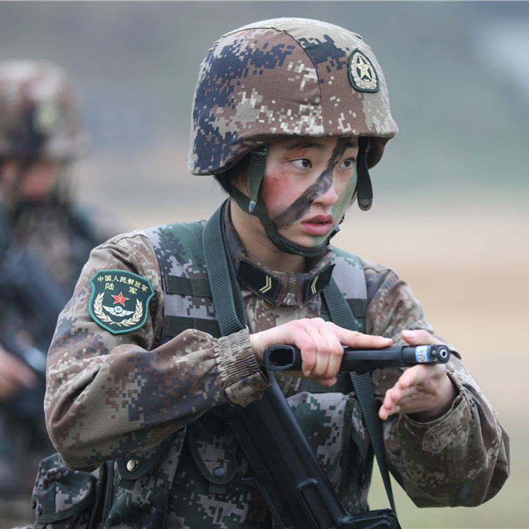 新春走軍營丨女特種兵小分隊訓(xùn)練竟如此亮眼！