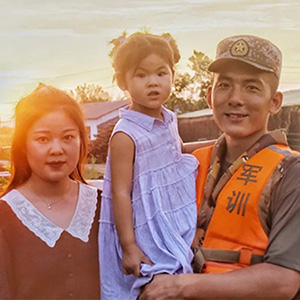 抗洪大堤上特殊的生日，軍嫂軍娃與兵哥哥同在！