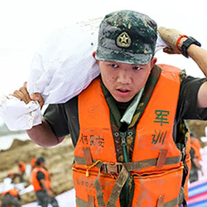 必須頂?shù)蒙?！?1集團(tuán)軍某旅300余名官兵冒雨奮戰(zhàn)一線