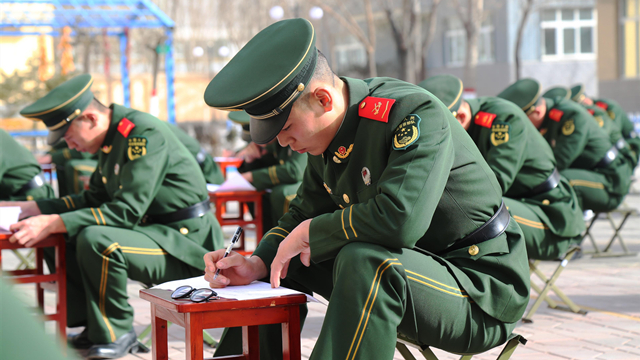 如何幫助新兵走好“兵之初”，在法治軌道上扎實(shí)起步？