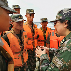 官兵們勇斗洪魔，她帶領(lǐng)團(tuán)隊(duì)力降“夏日殺手”