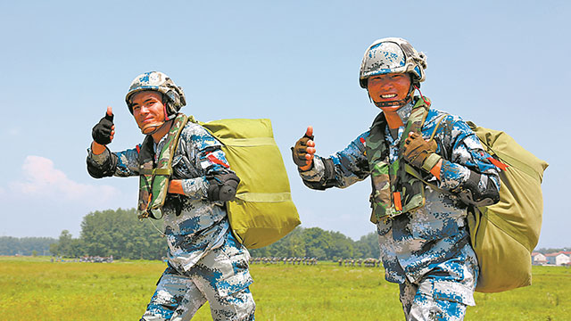 傘花綻放！空降兵某旅組織春季入伍新兵首次進行跳傘訓練