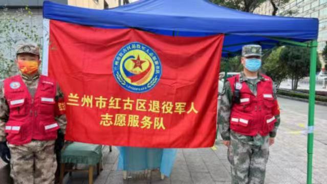 轉(zhuǎn)換戰(zhàn)場投入新戰(zhàn)“疫”，脫下軍裝還是“排頭兵”！