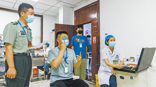 天津市南開區(qū)人武部組織應屆畢業(yè)生體檢