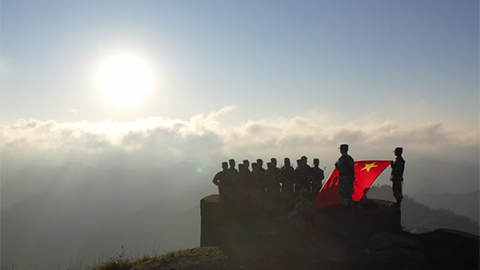 空軍官兵致敬偉大祖國(guó)：守衛(wèi)歲月安好，捍衛(wèi)每寸山河