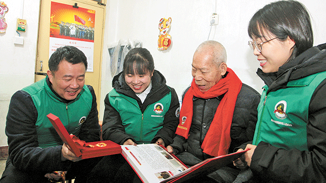 九零后祝福“九零后”，青年志愿者給老兵拜年