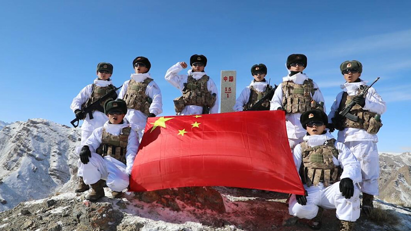 新春走軍營(yíng)丨中吉15號(hào)界碑前，新兵接過(guò)鋼槍！