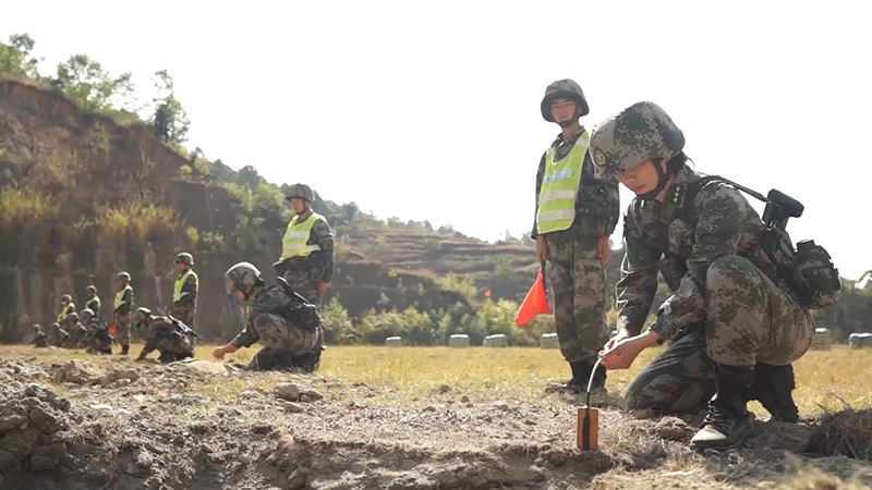 又颯又燃！高原女兵首次實爆精準摧毀“敵”目標