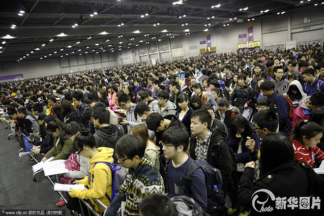 2014年01月25日，香港，在亞洲國(guó)際博覽館考場(chǎng)，近萬(wàn)名考生參加了有“美國(guó)高考”之稱(chēng)的SAT考試。  