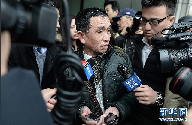 2月18日，受害人黃洋的父親（中）在宣判后走出法院。