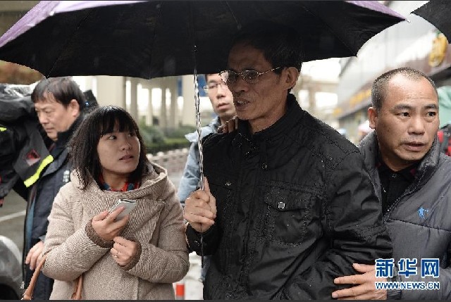 2月18日，被告人林森浩父親（右二）宣判后走出法院。