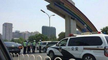 目前被撞傷的交警正在搶救中。