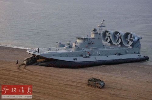 資料圖：“歐洲野?！奔?jí)氣墊登陸艦