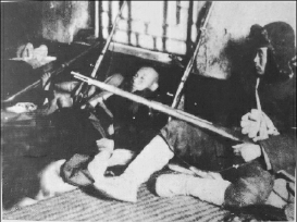     在艱苦的條件下，東北義勇軍戰(zhàn)士槍不離身，隨時準備與日本侵略者戰(zhàn)斗。