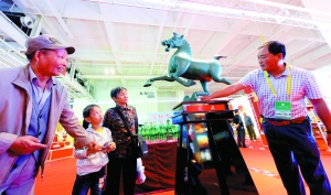 圖：在武威展廳內，市民詳細了解銅奔馬的歷史。本報首席記者 裴強 攝