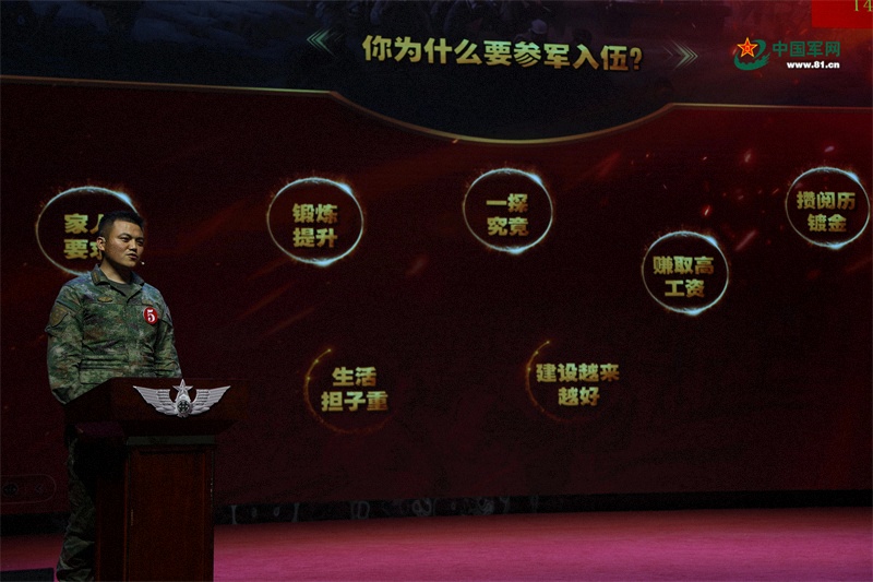 政治教員曾建偉授課。王山山 攝