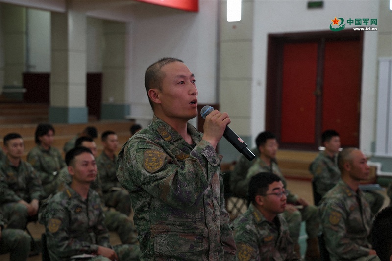 軍士趙國明回答問題。王山山 攝