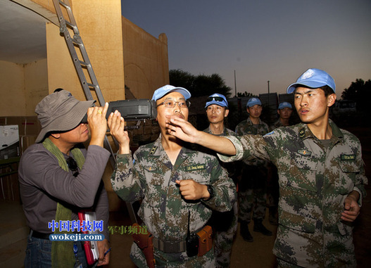 聯(lián)馬團(tuán)裝備核查官巴甫杜拉正在親自試驗(yàn)國(guó)產(chǎn)夜視儀性能。