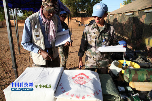 聯(lián)馬團(tuán)裝備核查組正在核查單兵生活裝具。