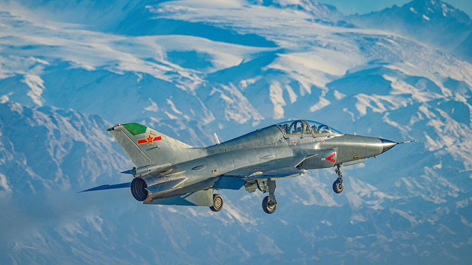 一鍵收藏！空軍戰(zhàn)機(jī)與雪山同框