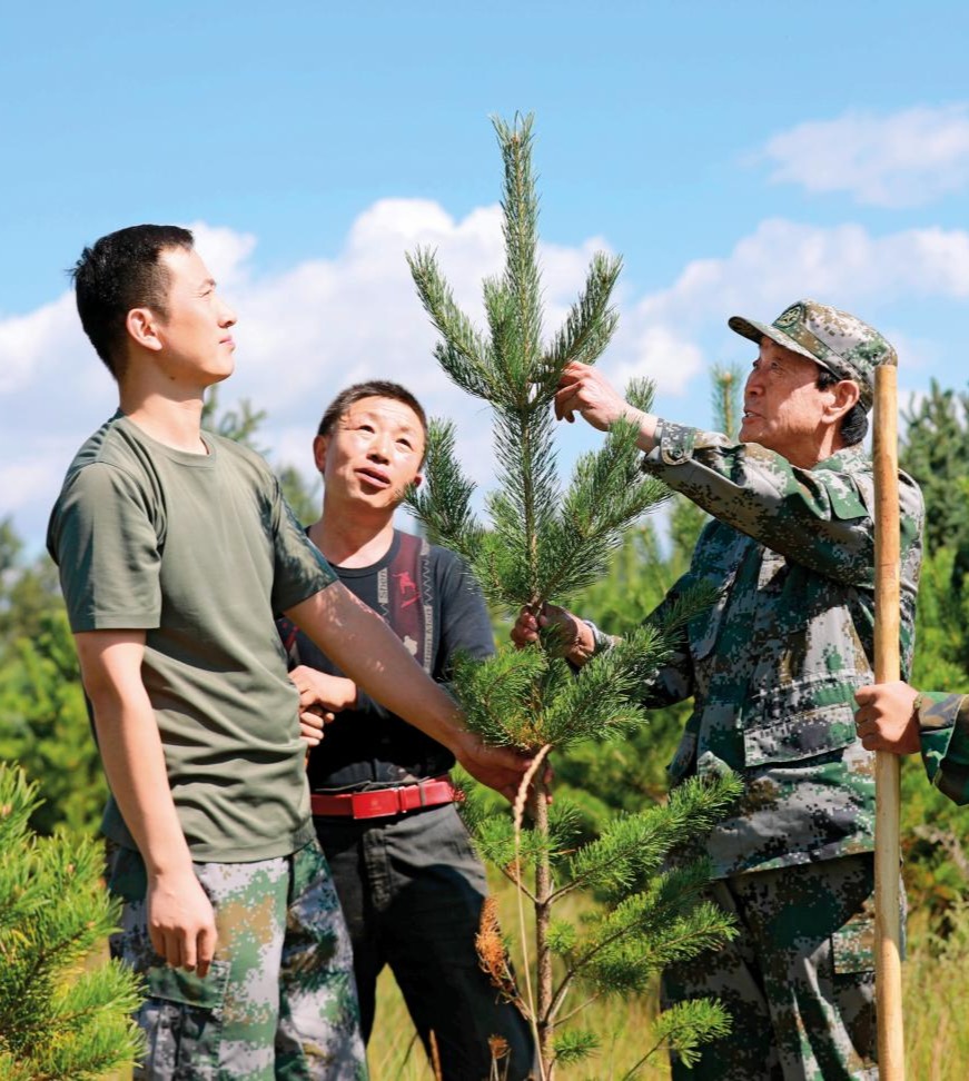 2021-08-26，張連印帶著貧困戶魏隨舍和教育基地工作人員種樹。（丁美寧 攝）