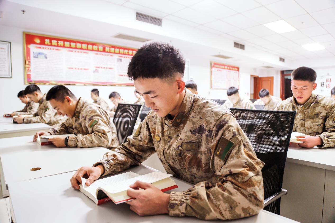 天津警備區(qū)指導(dǎo)直屬隊(duì)展開“弘揚(yáng)英雄精神，鑄就強(qiáng)軍之魂”學(xué)習(xí)教育活動(dòng)【修鵬輝攝】