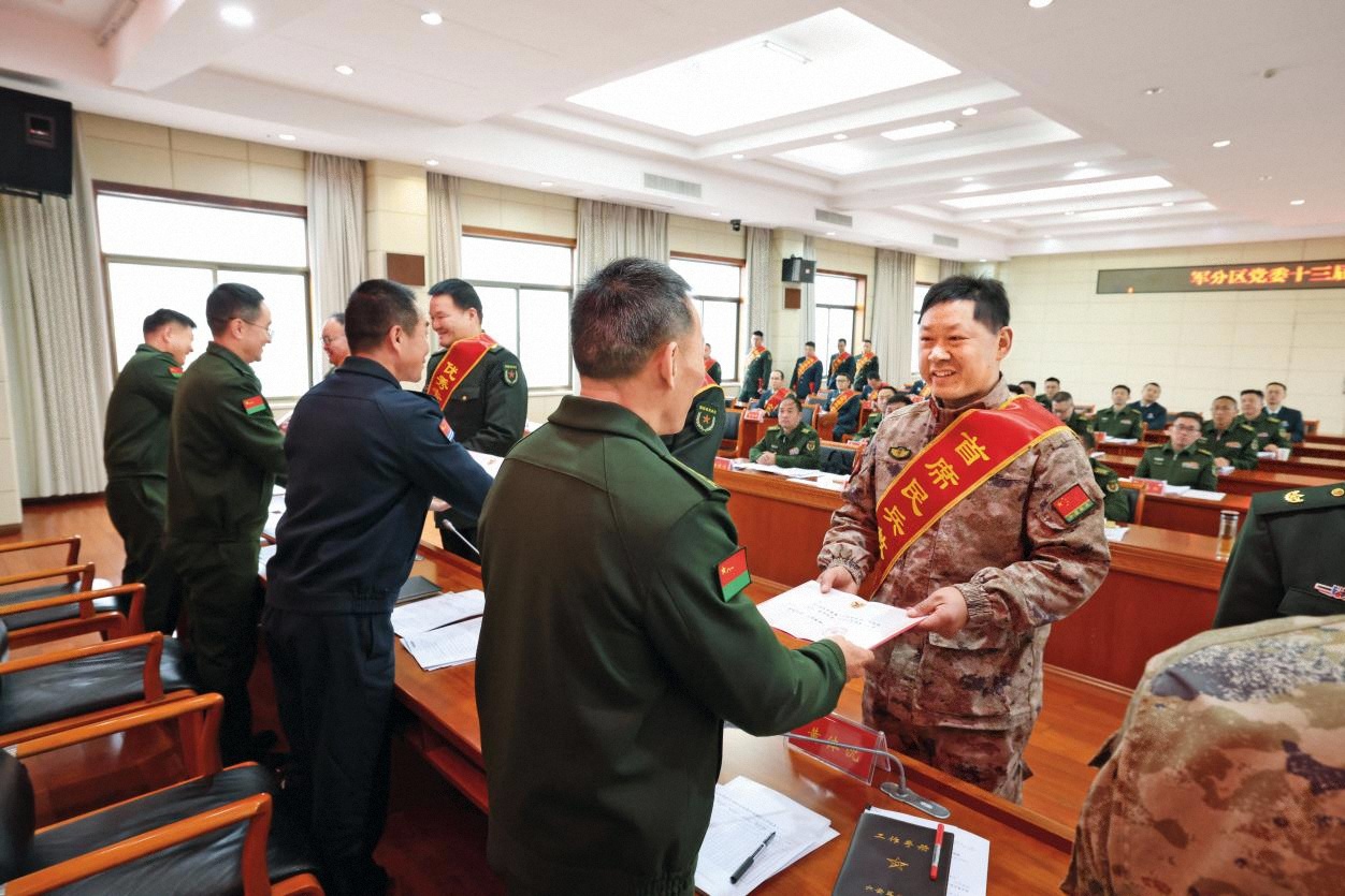 圖1-民兵洪江流獲評“首席民兵教練員”在安慶軍分區(qū)黨委擴大會議上受領榮譽證書 謝婷婷 攝影