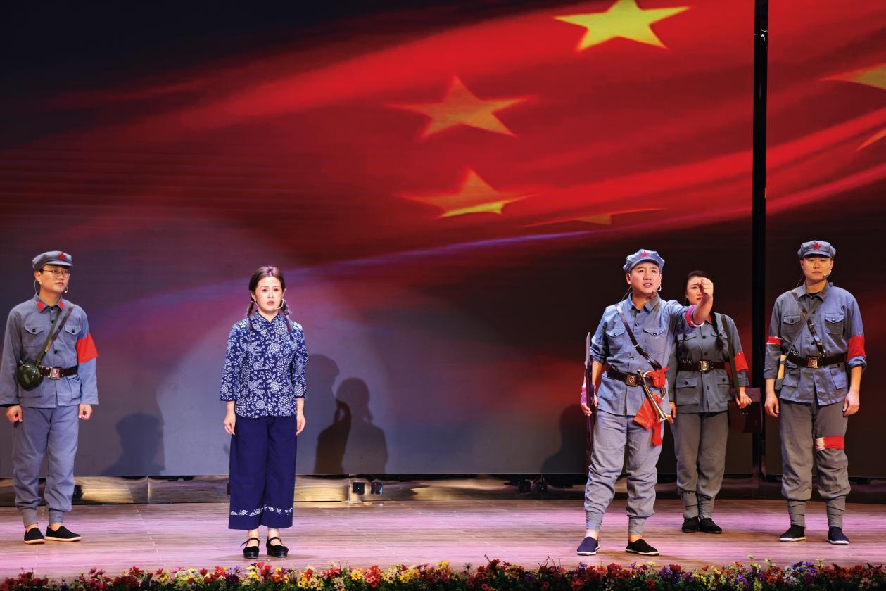 梅里斯區(qū)人武部民兵文藝團(tuán)成員為民兵進(jìn)行紅色教育文藝匯演。尹龍泉攝