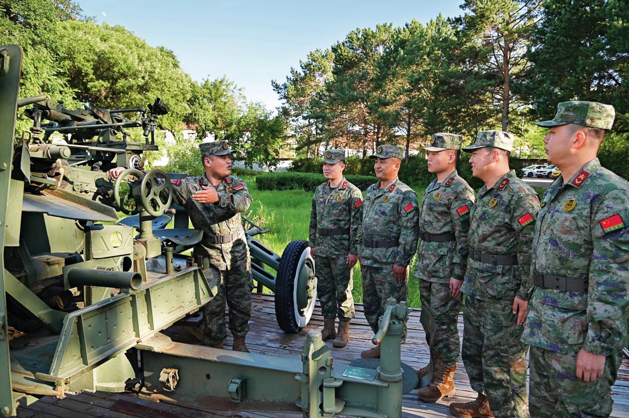 民兵教練員通過介紹武器裝備向民兵講解軍史。陳浩攝