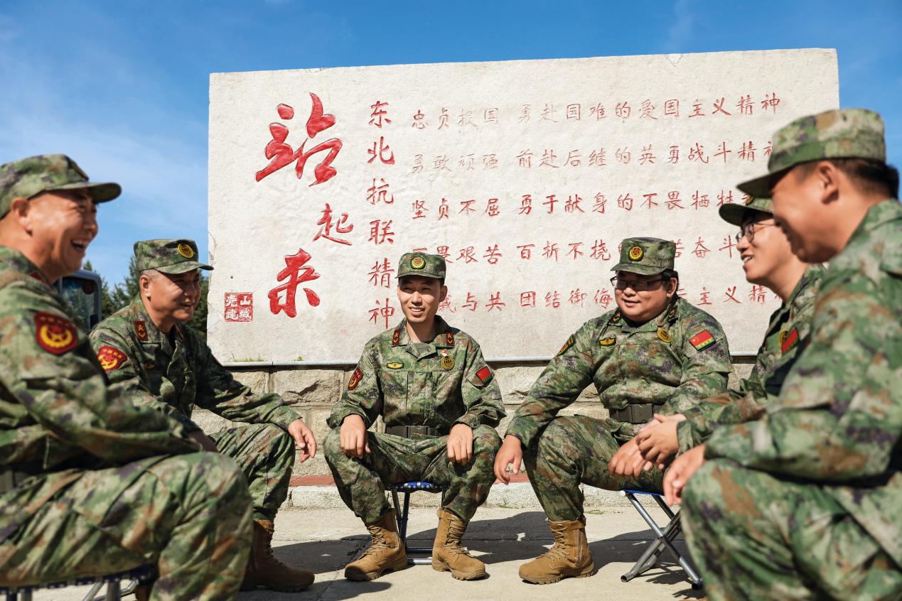 碾子山區(qū)人武部在民兵訓(xùn)練期間開展民兵政治教育活動(dòng)。張豐山攝
