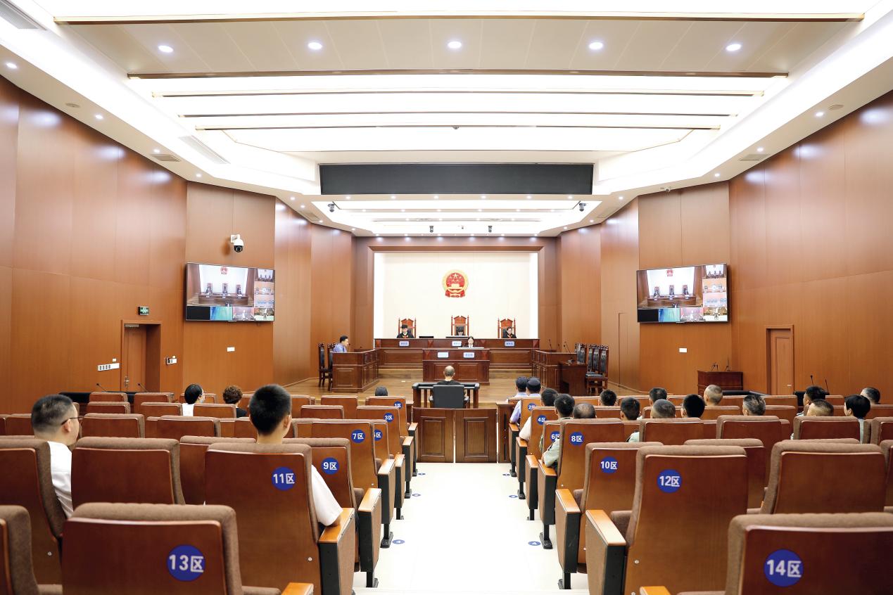 7月10日，浙江省云和縣人武部開(kāi)展“以案說(shuō)紀(jì)、以案示警”黨紀(jì)學(xué)習(xí)教育活動(dòng),組織部機(jī)關(guān)人員赴云和縣人民法院觀摩庭審現(xiàn)場(chǎng)（李慧攝）
