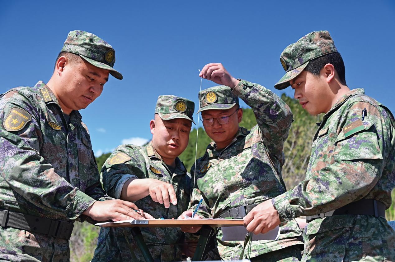 _軍分區(qū)組織全區(qū)軍官、文職人員開展野外識圖用圖訓(xùn)練 (1)