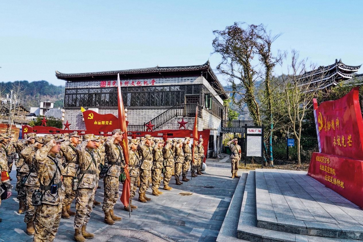 貴州省臺江縣人武部組織官兵、文職人員和民兵到轄區(qū)紅色場館開展重溫入黨誓詞活動。田茹瑛 攝
