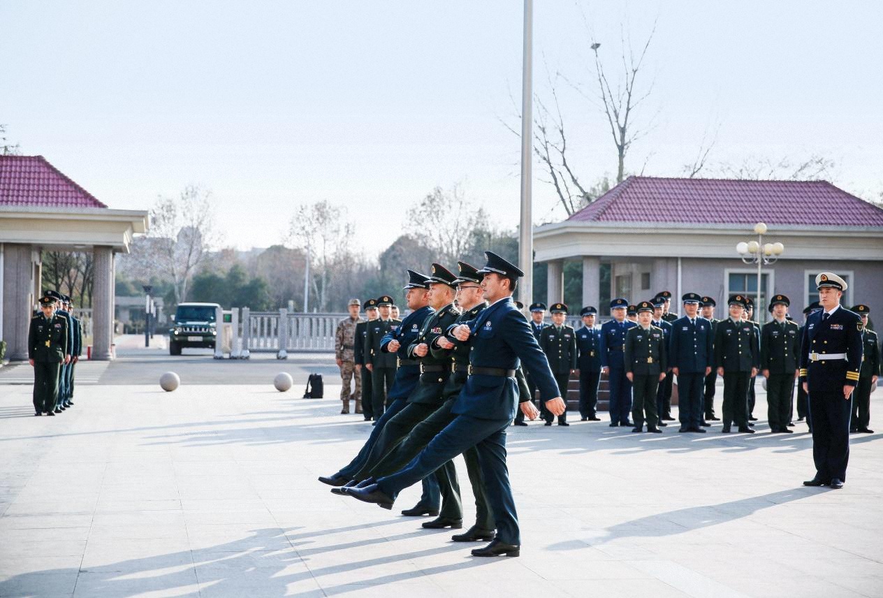淮北軍分區(qū)組織所屬官兵、文職人員進行隊列會操。（攝影 郭林）