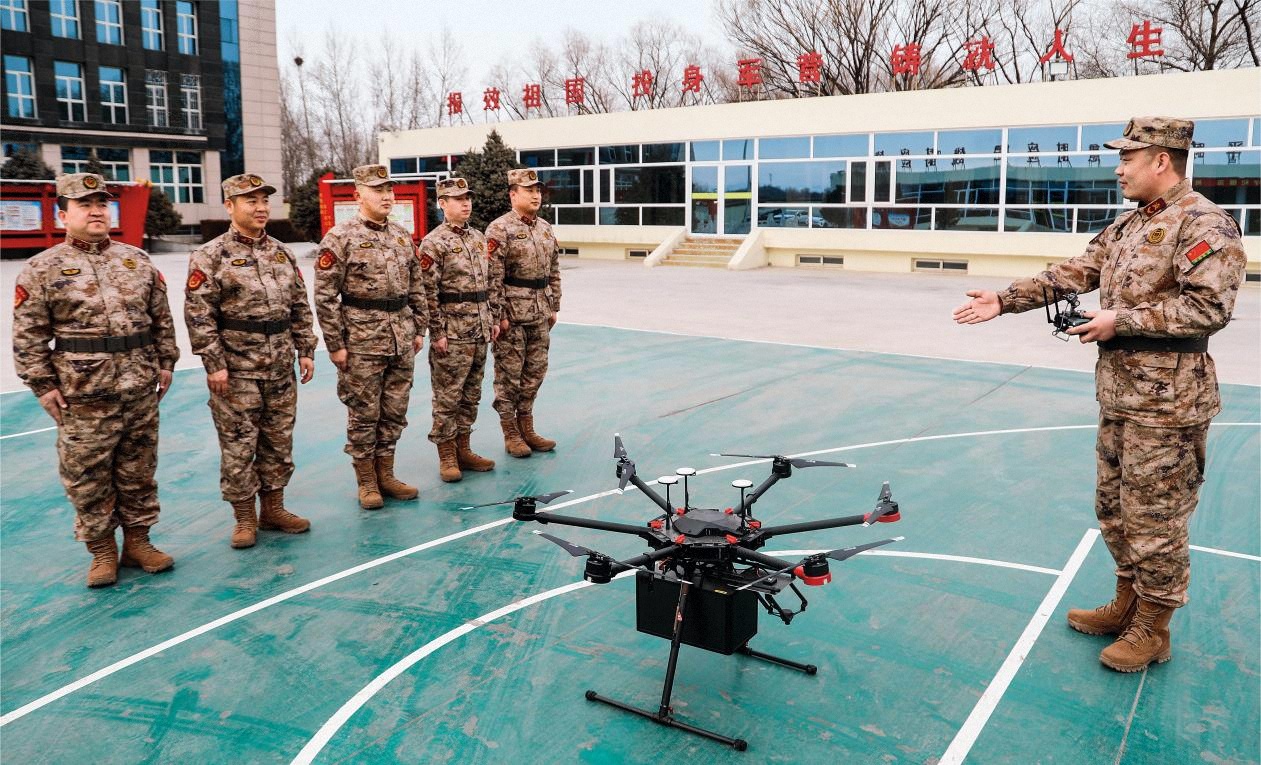 忻府區(qū)人武部組織民兵進(jìn)行無(wú)人機(jī)偵察課目教學(xué)（攝影李江）