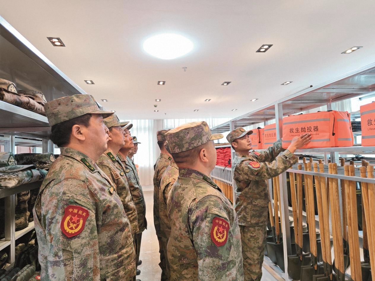 江蘇省東臺市人武部堅持以“評星掛牌”活動為牽引，組織專武干部前往基層武裝部正規(guī)化建設(shè)達(dá)標(biāo)試點單位觀摩見學(xué)。（張進春）
