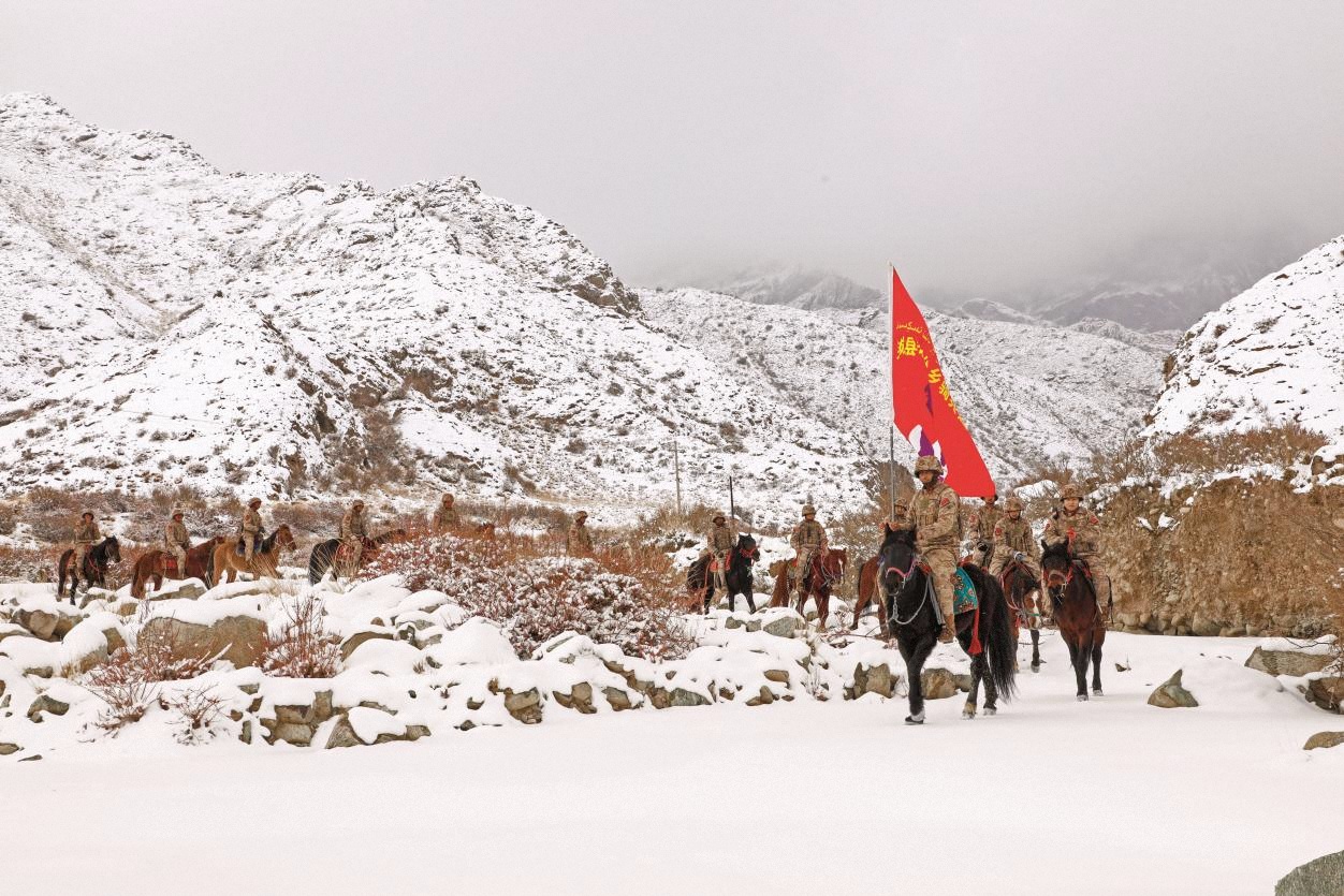圖6-4為：民兵騎兵連在蜿蜒的山區(qū)里巡邏執(zhí)勤，確保防區(qū)安全穩(wěn)定。