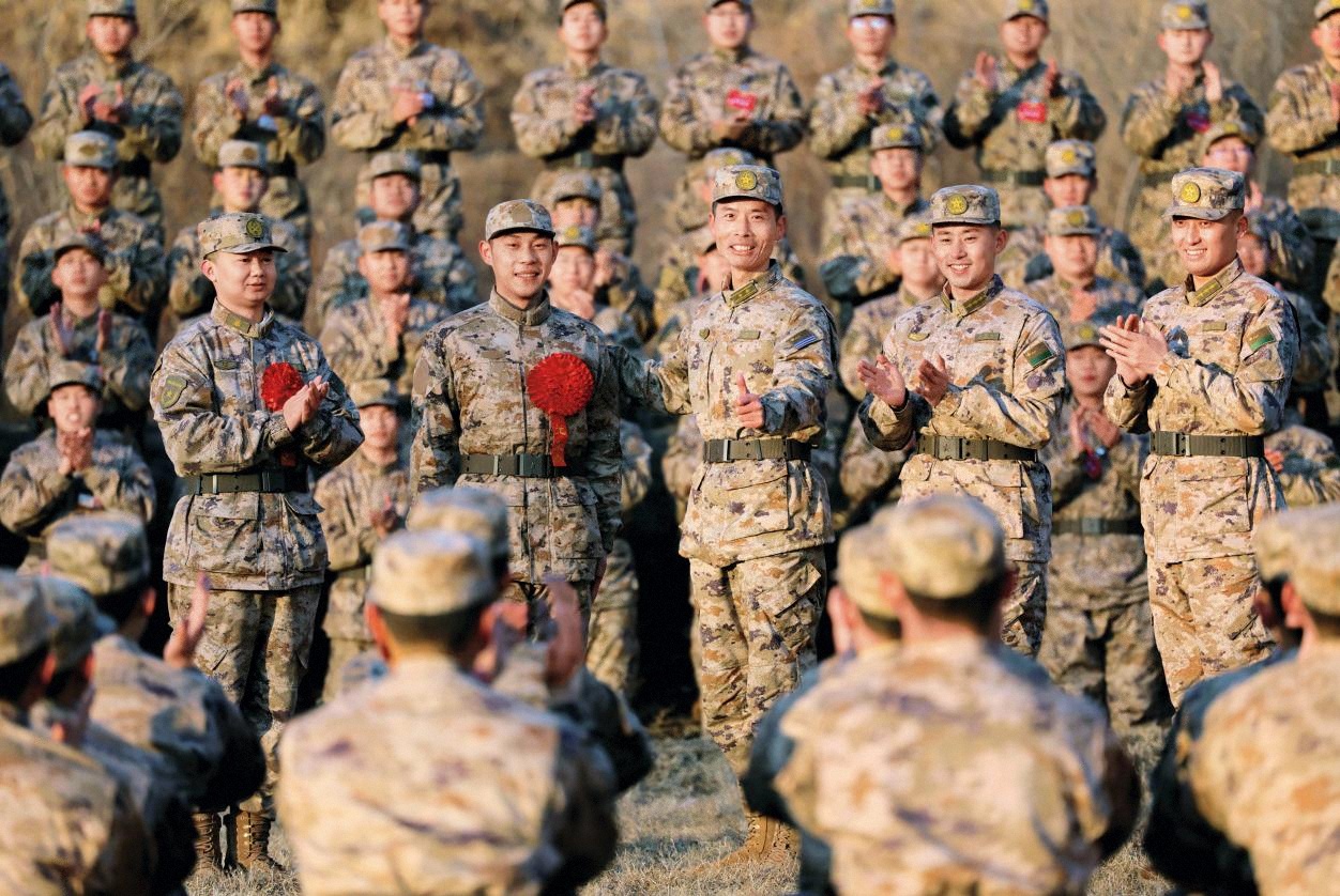 1.參訓(xùn)文職人員和新兵利用訓(xùn)練間隙組織小比武小競賽，為成績優(yōu)異者佩戴紅花，激勵練兵備戰(zhàn)的熱情。