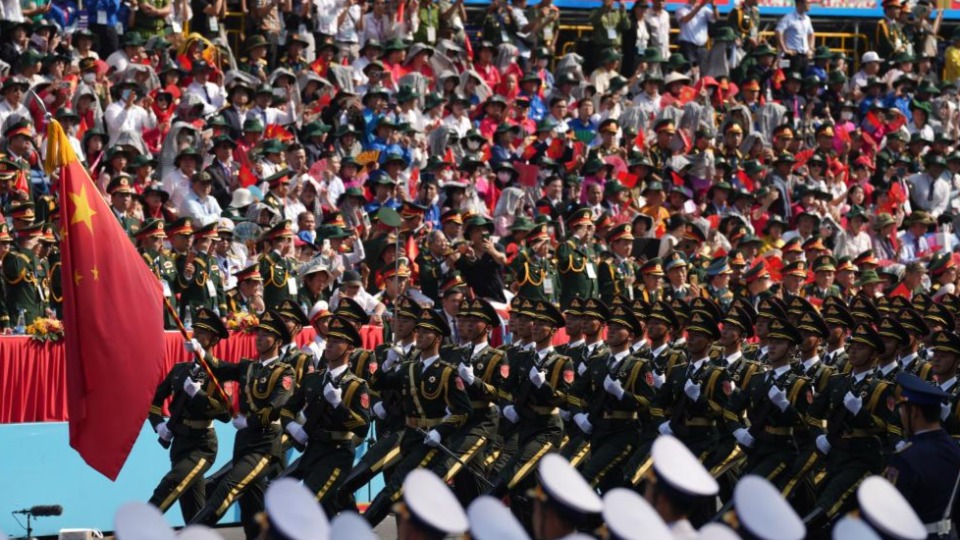 中國(guó)人民解放軍儀仗司禮大隊(duì)參加越南紀(jì)念南方解放50周年慶典活動(dòng)