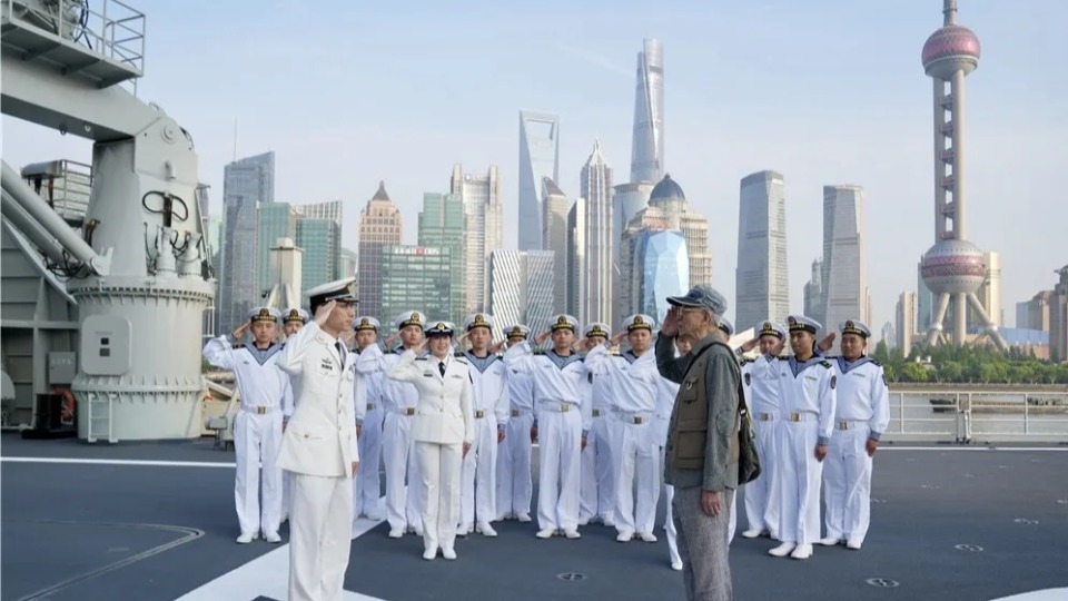 拿舊“船票”登上新戰(zhàn)艦的老人，得到了一份特殊禮物