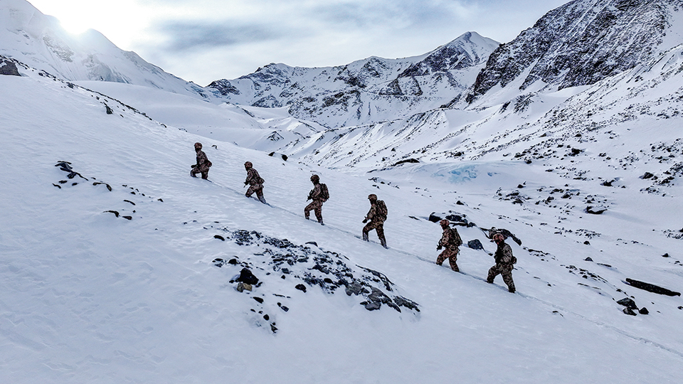 風(fēng)雪邊關(guān)路 熱血寫忠誠——新疆軍區(qū)木孜邊防連官兵巡邏影像